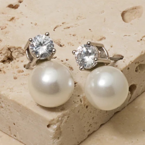 UNTAMED PETALS BY AMANDA JUDGE White and Gold Earrings - Picture 4 of 5